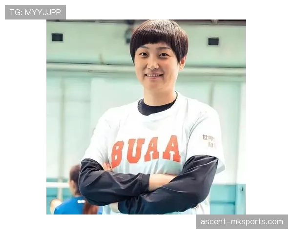 笑死，杨昊的早晨自拍里那几件东西，像把两年工资随手摆桌上晾